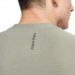 T-SHIRT NIKE PRO Verde -Negozio online TRAINING E PALESTRA Italia 2022 nike cu4989 t shirt nike pro abbigliamento training e palestra uomo 042411701 320 3