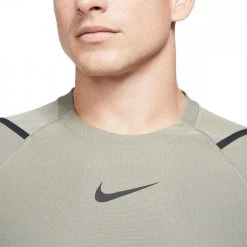 T-SHIRT NIKE PRO Verde -Negozio online TRAINING E PALESTRA Italia 2022 nike cu4989 t shirt nike pro abbigliamento training e palestra uomo 042411701 320 4