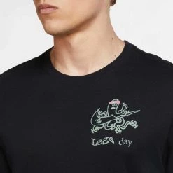 NIKE T-SHIRT DRI-FIT TRAINING Nero -Negozio online TRAINING E PALESTRA Italia 2022 nike cv5222 m nk dfc tee ld illus abbigliamento training e palestra uomo 041740301 010 4