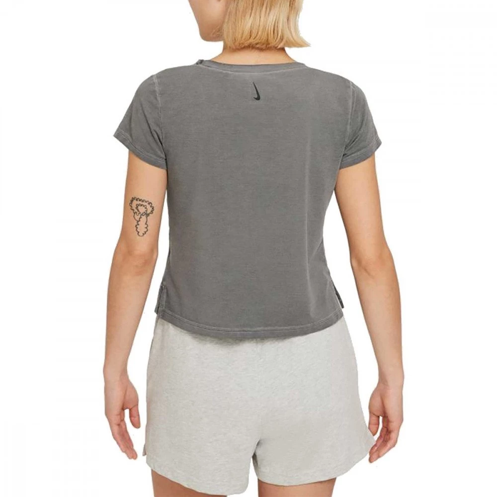 NIKE T-SHIRT DRI-FIT YOGA DONNA Grigio 2 NIKE T-SHIRT DRI-FIT YOGA DONNA Grigio - immagine 2