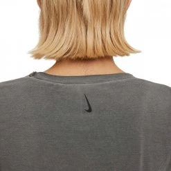 NIKE T-SHIRT DRI-FIT YOGA DONNA Grigio 8 NIKE T-SHIRT DRI-FIT YOGA DONNA Grigio -Negozio online TRAINING E PALESTRA Italia 2022 nike da0799 t shirt dri fit yoga donna abbigliamento training e palestra donna 042667501 060 4
