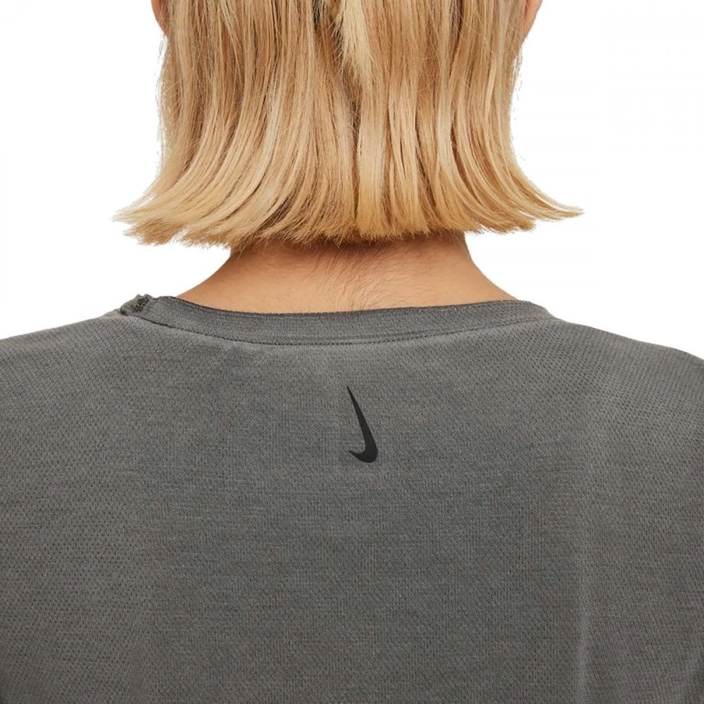 NIKE T-SHIRT DRI-FIT YOGA DONNA Grigio 4 NIKE T-SHIRT DRI-FIT YOGA DONNA Grigio - immagine 4