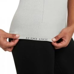 NIKE T-SHIRT ADV AURA DONNA Grigio 7 NIKE T-SHIRT ADV AURA DONNA Grigio -Negozio online TRAINING E PALESTRA Italia 2022 nike dd0588 t shirt adv aura donna abbigliamento training e palestra donna 044573501 073 4