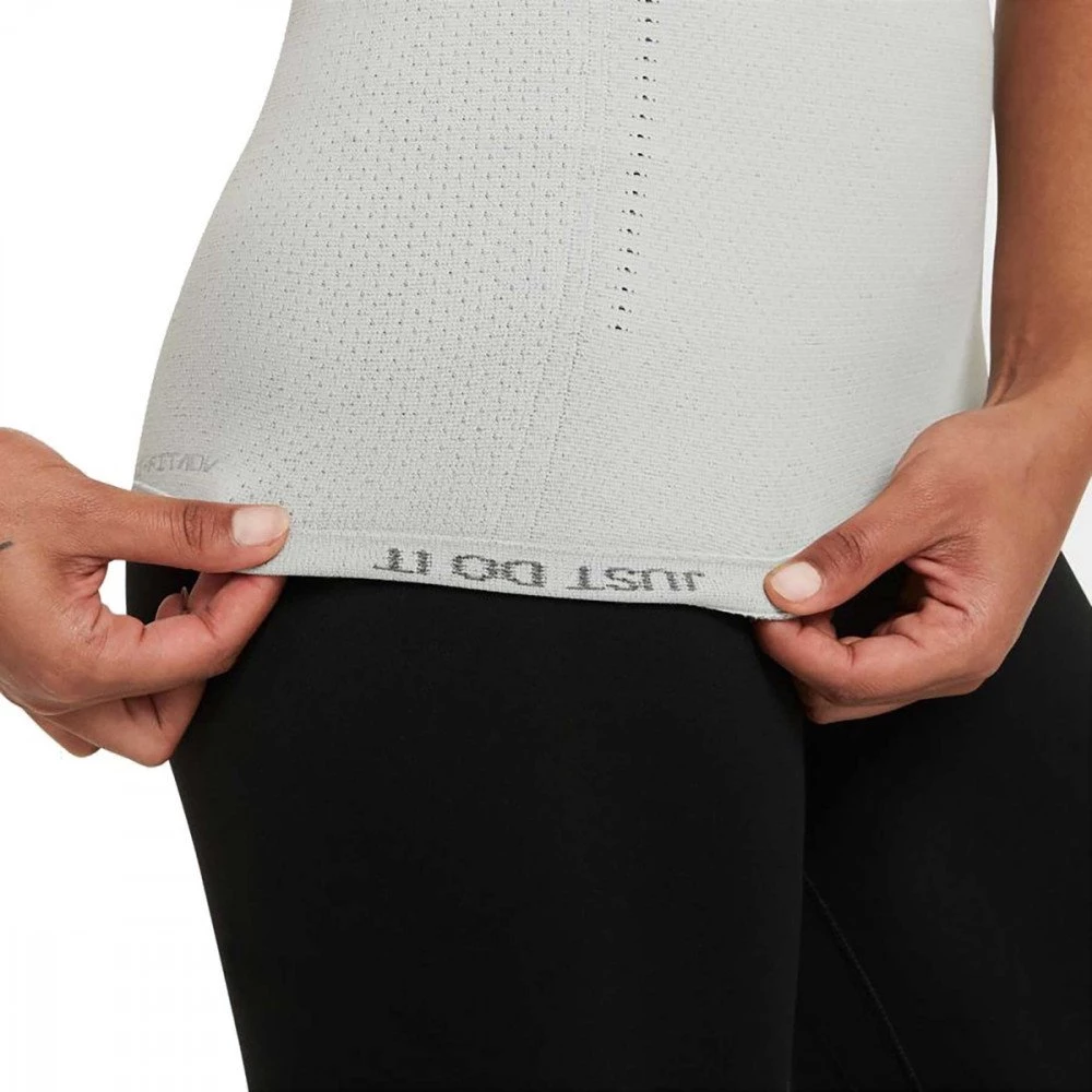 NIKE T-SHIRT ADV AURA DONNA Grigio 4 NIKE T-SHIRT ADV AURA DONNA Grigio - immagine 4