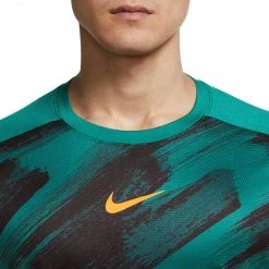 NIKE T-SHIRT DRI-FIT SPORT CLASH PRINT Verde -Negozio online TRAINING E PALESTRA Italia 2022 nike dd1899 t shirt dri fit sport clash print abbigliamento training e palestra uomo 043973801 350 3