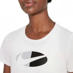 NIKE T-SHIRT CROP DRI-FIT ONE DONNA Bianco -Negozio online TRAINING E PALESTRA Italia 2022 nike dd4557 w nk one df clrblk ss std crp abbigliamento training e palestra donna 043308601 100 3