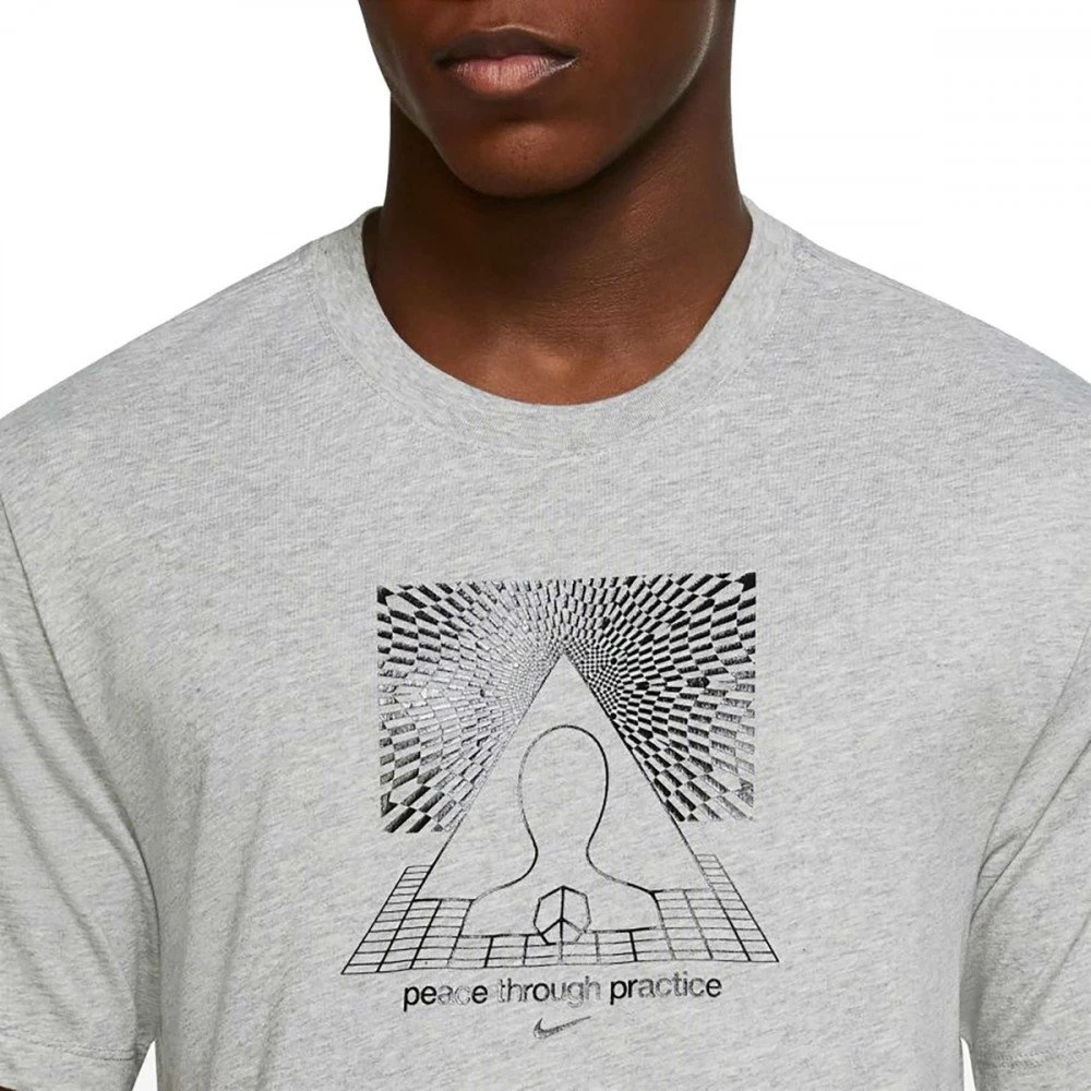 NIKE T-SHIRT DRI-FIT YOGA GRAPHIC Grigio 3 NIKE T-SHIRT DRI-FIT YOGA GRAPHIC Grigio - immagine 3