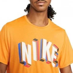 NIKE T-SHIRT HPR DRI-FIT GFX Arancio -Negozio online TRAINING E PALESTRA Italia 2022 nike dm6666 t shirt hpr dri fit gfx abbigliamento training e palestra uomo 045205501 834 3