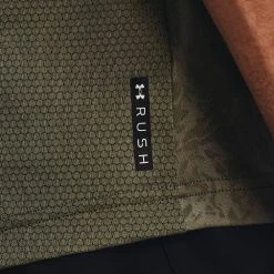 UNDER ARMOUR T-SHIRT RUSH 2.0 EMBOSS Verde 11 UNDER ARMOUR T-SHIRT RUSH 2.0 EMBOSS Verde -Negozio online TRAINING E PALESTRA Italia 2022 under armour 1370318 t shirt rush 2 0 emboss abbigliamento training e palestra uomo 044901901 361 6
